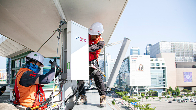 Nhân viên của SK Telecom lắp đặt trạm 5G ở Seoul, Hàn Quốc ngày 31/5/2019 (Ảnh: Reuters)