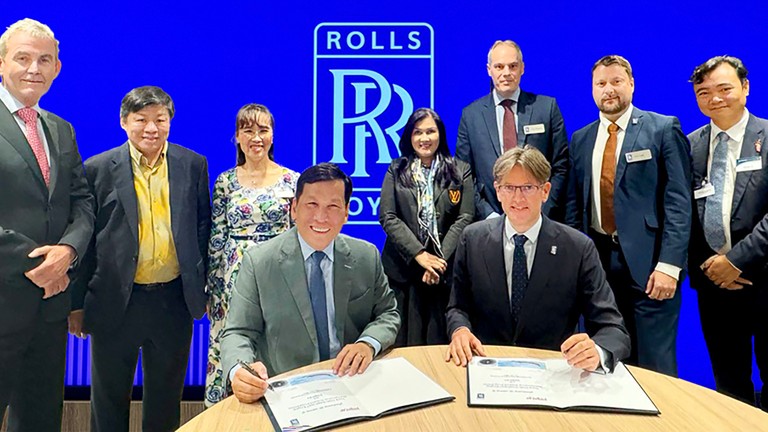 Ông Đinh Việt Phương, Tổng Giám đốc Vietjet (hàng đầu, bên trái) và ông Rob Watson, Tổng Giám đốc hàng không dân dụng Rolls-Royce (hàng đầu, bên phải) ký kết hợp đồng cung cấp 40 động cơ Trent 7000 và dịch vụ kỹ thuật động cơ TotalCare