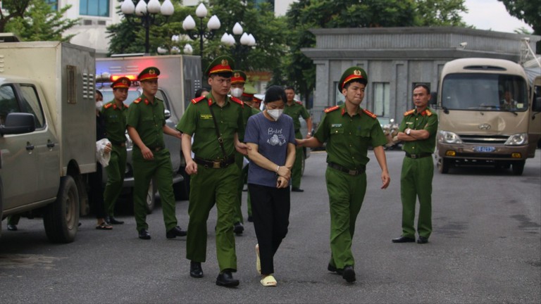 Nguyễn Thị Hồng Dung được đưa đến phiên xét xử.