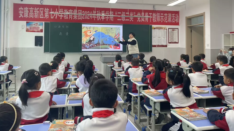 Giáo viên đã nghỉ hưu được ưu tiên tuyển dụng lại để dạy học. Ảnh: Wforum.