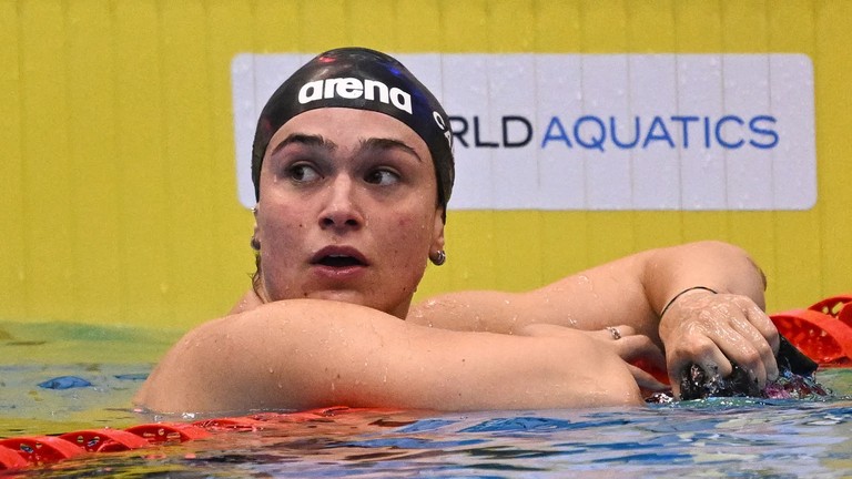 Benedetta Pilato khi về đích tại Giải vô địch bơi lội thế giới năm 2022. Ảnh: AFP.