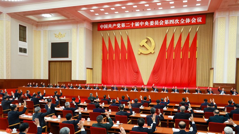Hội nghị biểu quyết thông qua quyết nghị của kỳ họp. Ảnh: Xinhua.