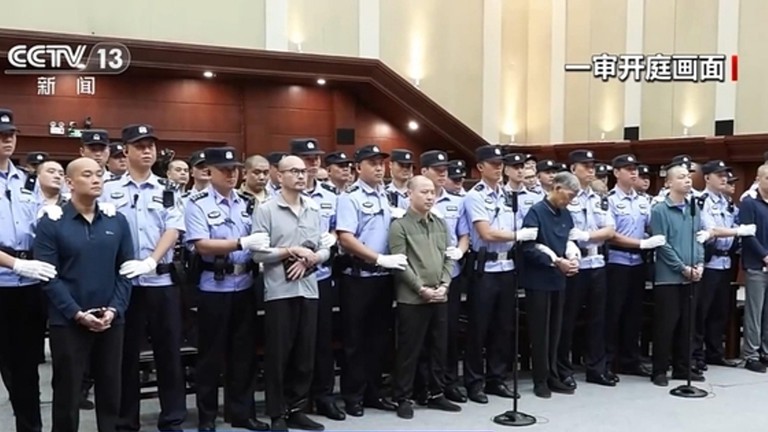 Các bị cáo trong vụ án gia tộc Bạch Sở Thành nghe tuyên án. Ảnh: CCTV.