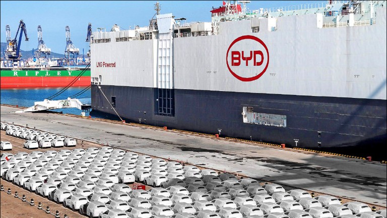 Hãng BYD bán 3,26 triệu xe trong ba quý đầu 2025. Ảnh: Sina. 