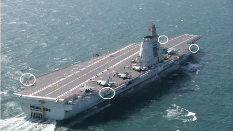 Vị trí lắp đặt các tổ hợp vũ khí chống người nhái trên tàu sân bay Phúc Kiến. Ảnh: QQnews.