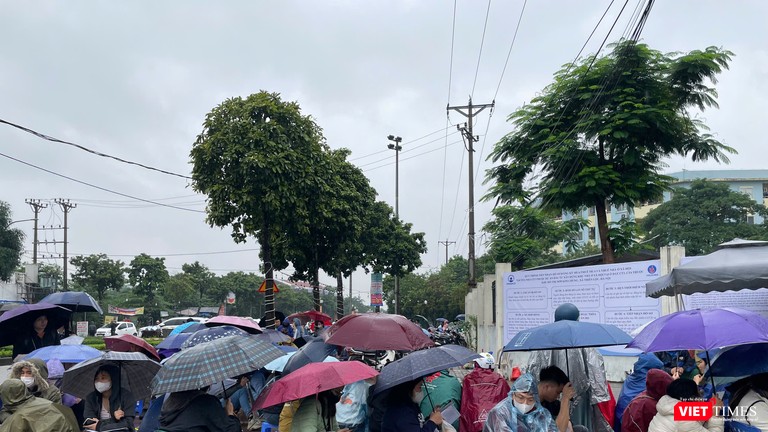 Video: Hàng nghìn người xếp hàng dưới mưa để nộp hồ sơ mua nhà ở xã hội tại Hà Nội