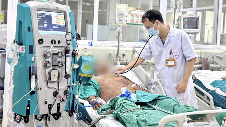 Thanh niên nguy kịch sau khi ăn tiết canh, người thân phá cửa đưa đi cấp cứu