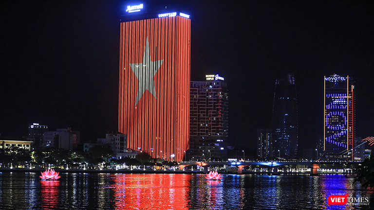 7 đóa sen thắp sáng sông Hàn nhân Đại lễ Vesak 2025 mang thông điệp quốc thái dân an, biểu tượng thiêng liêng của Phật đản và văn hóa tâm linh Phật giáo tại Đà Nẵng.