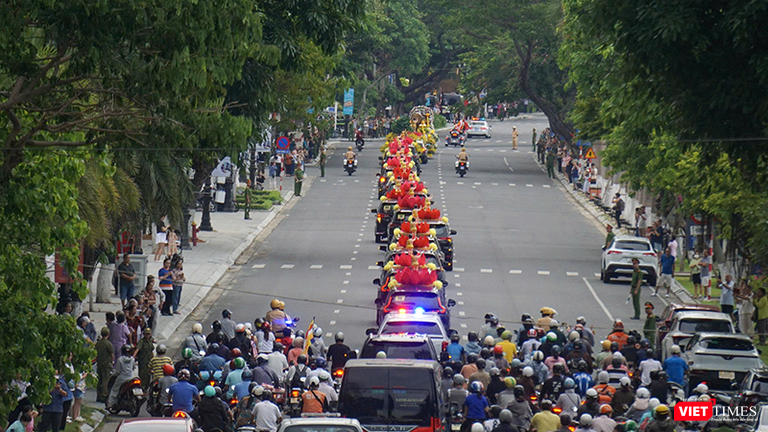 Hàng nghìn người dân Đà Nẵng nối đuôi cung rước xá lợi Đức Phật từ Ấn Độ.