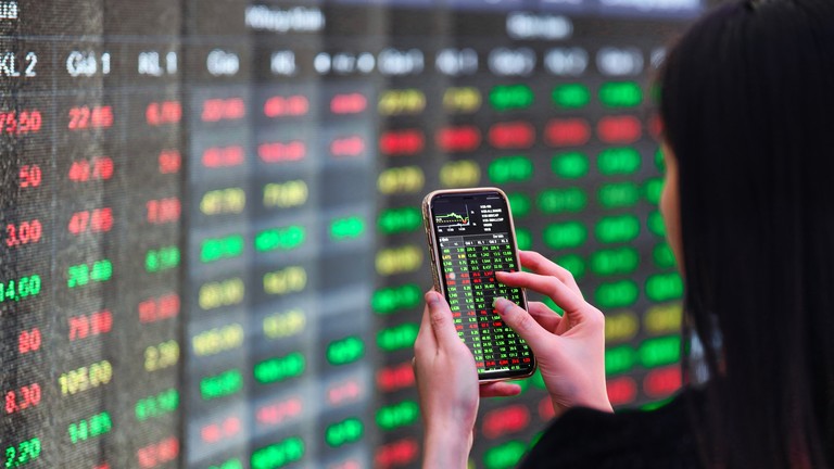 Chứng khoán 28/11: Khối ngoại trở lại mua ròng, thị trường “xanh vỏ, đỏ lòng”