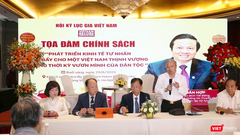 Các chuyên gia lão thành chia sẻ ý kiến tại tọa đàm về phát triển kinh tế tư nhân
