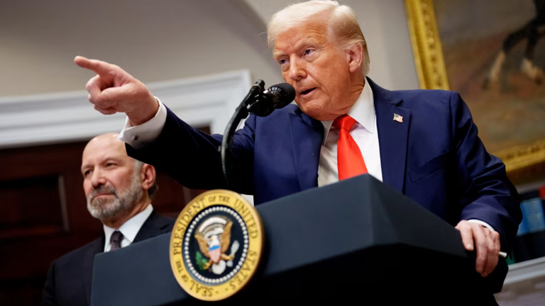 Tổng thống Donald Trump, cùng với Bộ trưởng Thương mại Howard Lutnick, trả lời câu hỏi của phóng viên tại Phòng Roosevelt của Nhà Trắng vào ngày 3/3. Ảnh: Getty.