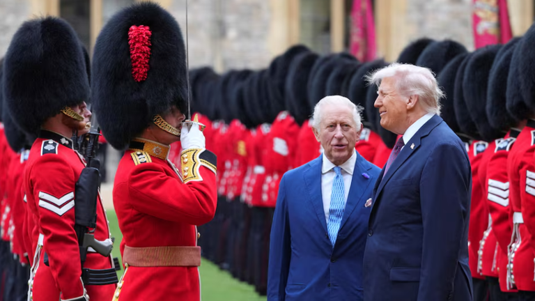 Tổng thống Mỹ Donald Trump và Vua Charles III của Anh duyệt đội danh dự sau khi đến Lâu đài Windsor ở Windsor, Anh ngày 17/9. Ảnh: Reuters.