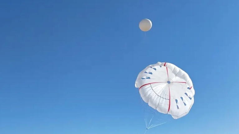 Trong quá trình thử nghiệm, chiếc diều rộng 5.000 mét vuông và hai chiếc diều rộng 1.200 mét vuông được kết nối đã được đưa lên không trung bằng khinh khí cầu helium. Ảnh: CCTV.