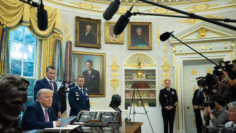 Tổng thống Mỹ Donald Trump cùng Bộ trưởng Chiến tranh Pete Hegseth và Tướng Dan Caine, Chủ tịch Hội đồng Tham mưu trưởng Liên quân có mặt tại Phòng Bầu dục. Ảnh: Washington Post.