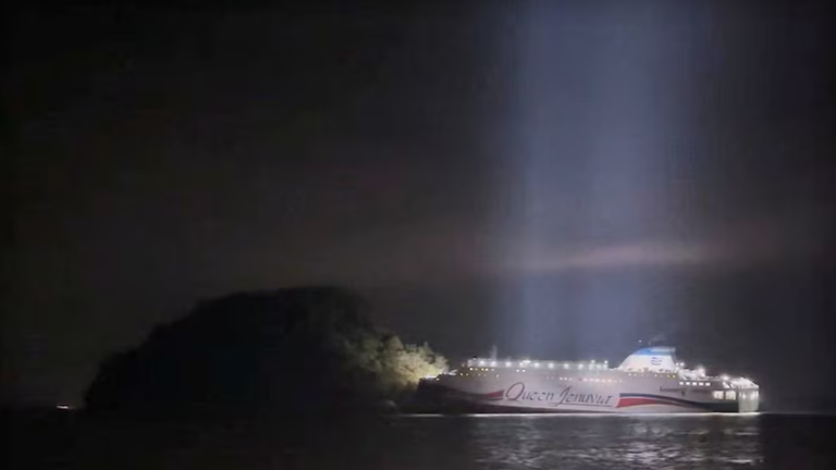 Một chiếc phà của Hàn Quốc chở khoảng 260 hành khách bị mắc kẹt gần một hòn đảo đá trên biển ngoài khơi Shinan, Hàn Quốc, ngày 19/11. Ảnh: Reuters.