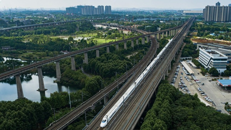 Theo một bài báo mới được công bố trên Tạp chí Thiết kế Tiêu chuẩn Đường sắt, Trung Quốc đã đưa vào vận hành gần 19.000 đường hầm đường sắt, bao gồm hơn 4.900 đường hầm đường sắt cao tốc. Ảnh: Xinhua.