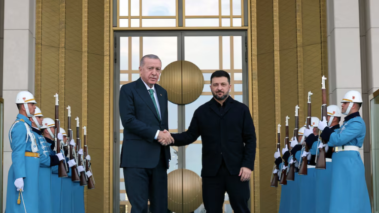 Tổng thống Thổ Nhĩ Kỳ Tayyip Erdogan chào đón Tổng thống Ukraine Volodymyr Zelensky tại Dinh Tổng thống ở Ankara, Thổ Nhĩ Kỳ, ngày 19/11. Ảnh: Reuters.