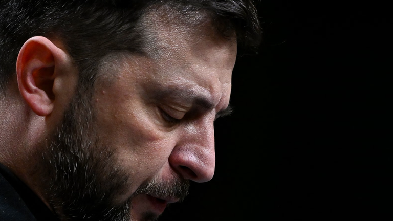 Tổng thống Ukraine Volodymyr Zelensky đối mặt với quyết định khó khăn nhất từ trước đến nay. Ảnh: AFP.