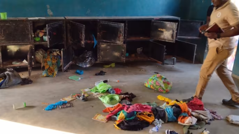 Cảnh tượng ở ký túc xá của trường Công giáo tại bang Niger, Nigeria, nơi học sinh bị bắt cóc. Ảnh: CAN.