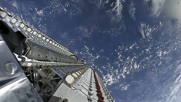 Các vệ tinh sẽ tạo thành một phần của chòm sao Starlink của SpaceX đang chờ được phóng vào quỹ đạo từ tên lửa Falcon 9 vào ngày 24/5. Ảnh: SpaceX.