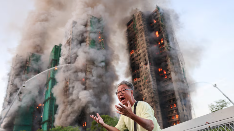 Ông Wong, 71 tuổi, phản ứng đau đớn khi biết vợ ông bị mắc kẹt bên trong Tòa nhà Vương Phúc trong một vụ hỏa hoạn lớn ở Tai Po, Hong Kong, Trung Quốc. Ảnh: Reuters.