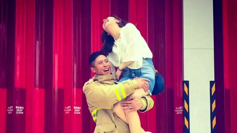 Nhiều lời tưởng nhớ đã được gửi đến Ho Wai-ho, bên trái, lính cứu hỏa thiệt mạng trong vụ cháy Tai Po. Ảnh: SCMP.