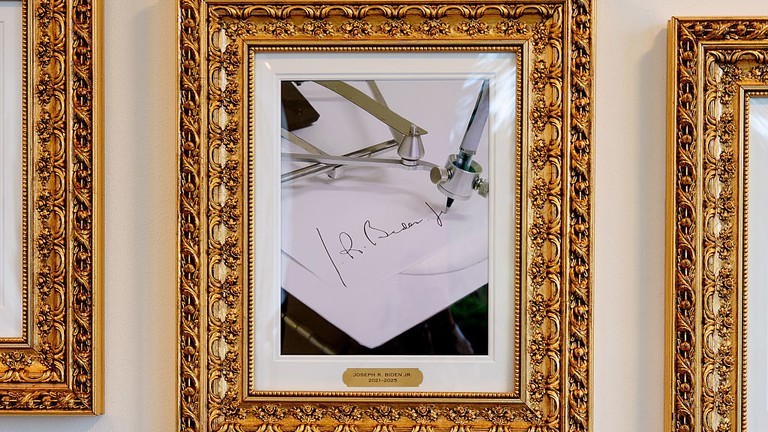 Ảnh chân dung ông Joe Biden bị ông Trump thay bằng một chiếc máy ký tự động. Ảnh: Getty.