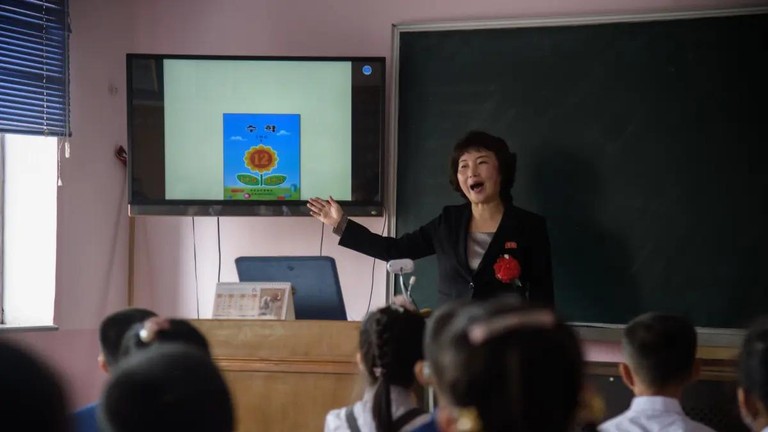 Giáo viên giảng bài trong một tiết học ở cấp tiểu học Triều Tiên. Ảnh: AFP.