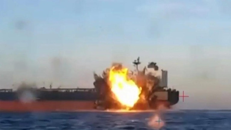 Đoạn phim được công bố hôm 29/11 cho thấy khói bốc lên từ một con tàu đang bốc cháy ở Biển Đen ngoài khơi bờ biển Thổ Nhĩ Kỳ. Ảnh: AFP.