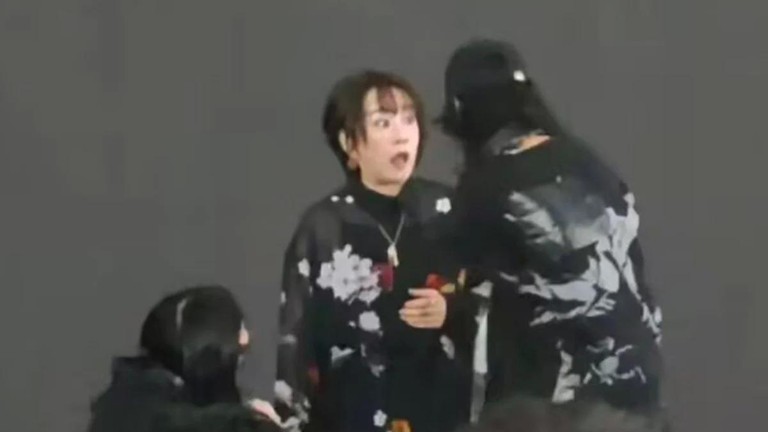 Buổi biểu diễn của ca sĩ Nhật Bản Maki Otsuki tại một sự kiện anime ở Thượng Hải đã bị dừng đột ngột. Ekip của cô cho biết cô đã "trở về nhà an toàn". Ảnh: SCMP.