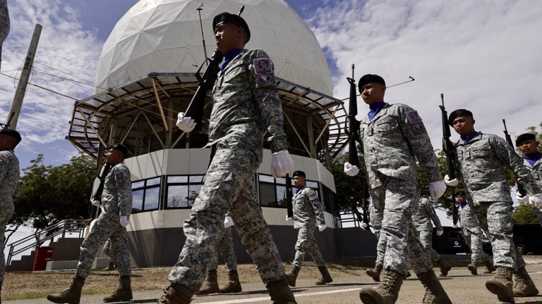 Binh lính Philippines diễu hành bên trong một căn cứ không quân ở tỉnh La Union, Philippines, vào tháng 2. Ảnh: EPA.