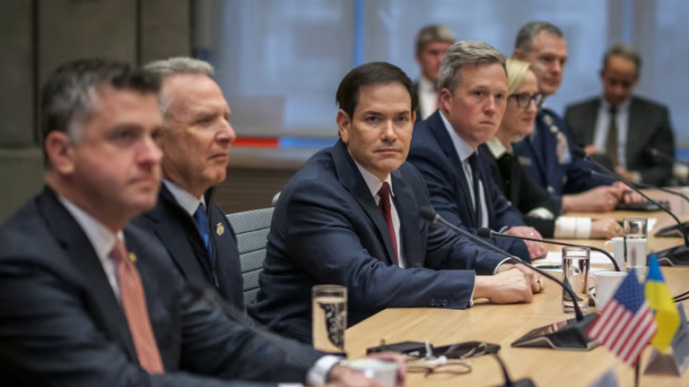 Đặc phái viên Mỹ Steve Witkoff, Ngoại trưởng Marco Rubio tại cuộc họp với các quan chức Ukraine hôm 30/11. Ảnh: Reuters.