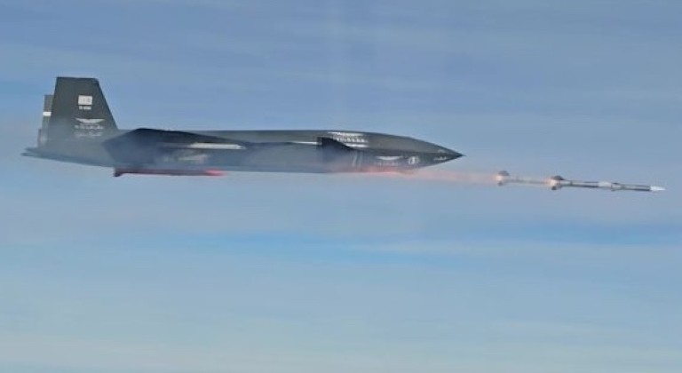 Bayraktar Kizilelma phóng tên lửa không đối không dẫn đường bằng radar. Ảnh: MW.