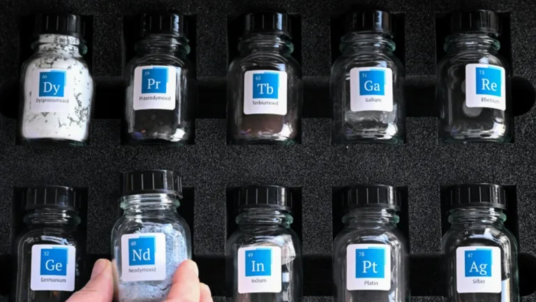 Phần lớn đất hiếm của châu Âu được nhập khẩu từ Trung Quốc. Ảnh: AFP.