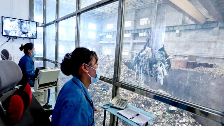 Nhân viên làm việc tại một nhà máy điện đốt rác ở Trương Dịch, một thành phố thuộc tỉnh Cam Túc, tây bắc Trung Quốc. Ảnh: Getty.