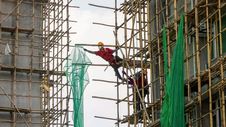 Chính quyền đã áp dụng thời hạn chót là cuối ngày 6/12 để tháo dỡ lưới giàn giáo. Ảnh: SCMP.