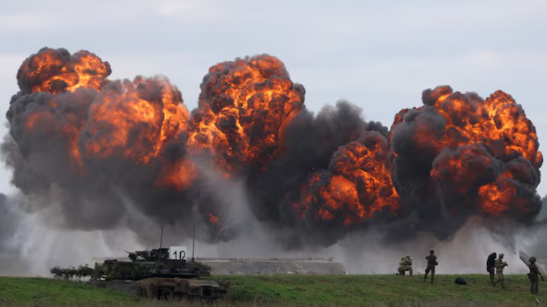 Khói bốc lên từ vụ nổ gần xe tăng Abrams của Ba Lan khi lực lượng Ba Lan cùng binh lính NATO tiến hành cuộc tập trận quân sự "Người bảo vệ sắt" tại một bãi tập quân sự ở Wierzbiny gần Orzysz, Ba Lan, ngày 17/9. Ảnh: Reuters.