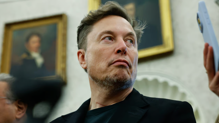 Elon Musk tỏ ra hết sức phẫn nộ trước khoản tiền phạt mà EU áp đặt đối với mạng xã hội X của ông. Ảnh: Getty.