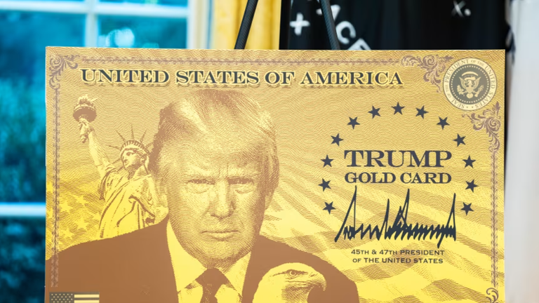 “Thẻ vàng Trump” được trưng bày tại Phòng Bầu dục ở Nhà Trắng vào ngày 19/9. Ảnh: Washington Post.