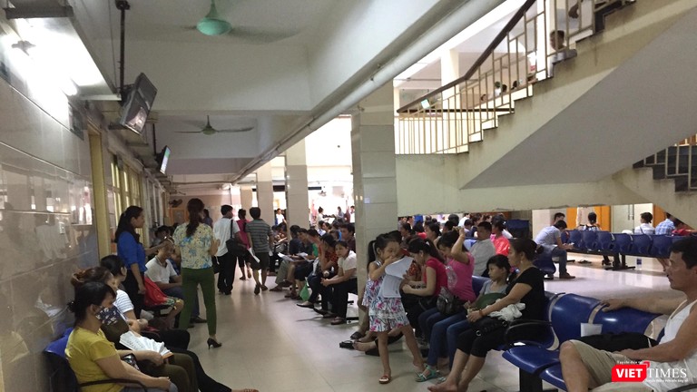 Bệnh nhân đi khám bệnh tại Bệnh viện Bạch Mai (Hà Nội) (ảnh Thanh Hằng)