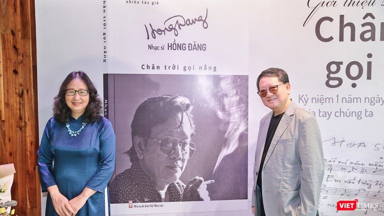 Bà Lê Anh Thúy - vợ cố nhạc sĩ Hồng Đăng và nhạc sĩ Nguyễn Đức Trịnh - Chủ tịch Hội Nhạc sĩ Việt Nam tại buổi ra mắt cuốn "Chân trời gọi nắng"