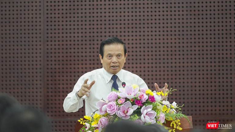 TS.Lê Doãn Hợp – nguyên Bộ trưởng Bộ TT&TT, nguyên Phó trưởng ban Thường trực Ban Tư tưởng – Văn hoá Trung ương trình bày tại hội nghị