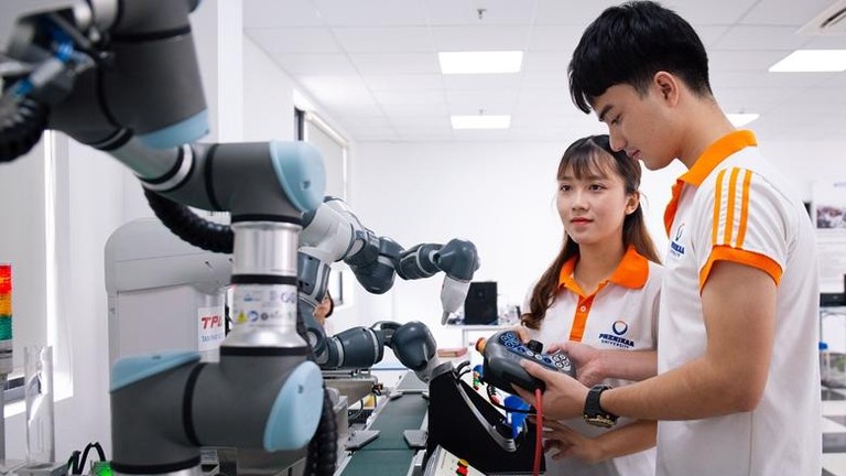 Giới trẻ có nhiều thuận lợi và thách thức trong thời kỳ chuyển đổi số (ảnh Tạp chí cộng sản)