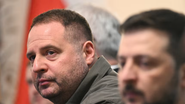 Chánh Văn phòng Tổng thống Ukraine Andriy Yermak (trái) tham dự cuộc họp cùng Tổng thống Ukraine Volodymyr Zelensky tại Warsaw, Ba Lan vào ngày 15/1. Ảnh: AFP.