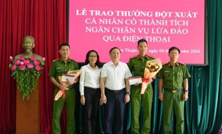 Đại diện Agribank Hàm Thuận Bắc và Công an thị trấn Ma Lâm được biểu dương vì ngăn chặn vụ lừa đảo qua mạng.