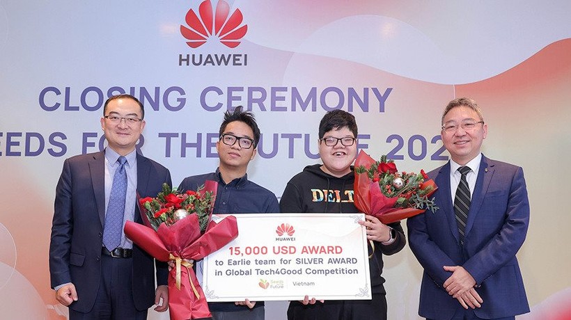 Đại diện Huawei Việt Nam trao thưởng cho nhóm sinh viên Việt Nam đoạt giải Nhì trong cuộc thi Tech4Good 2021 với dự án Earlie