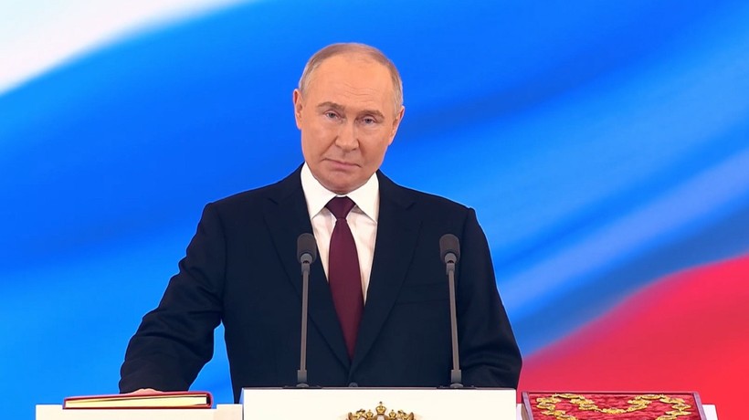 Tổng thống Nga Vladimir Putin đọc lời tuyên thệ (Ảnh: RT)