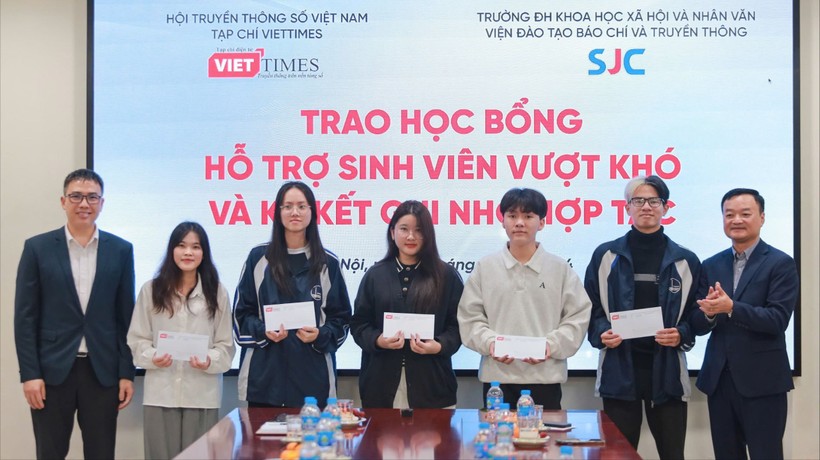 Tạp chí điện tử VietTimes trao học bổng cho sinh viên báo chí nghèo vượt khó