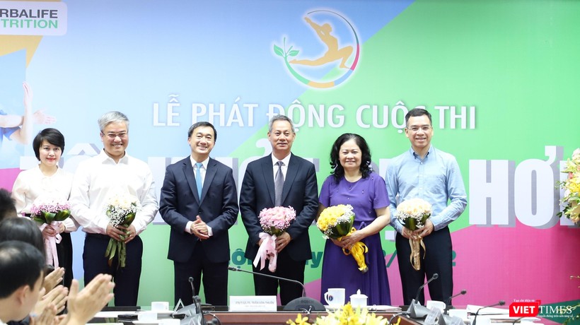 Thứ trưởng Bộ Y tế Trần Văn Thuấn tặng hoa Hội đồng giám khảo cuộc thi